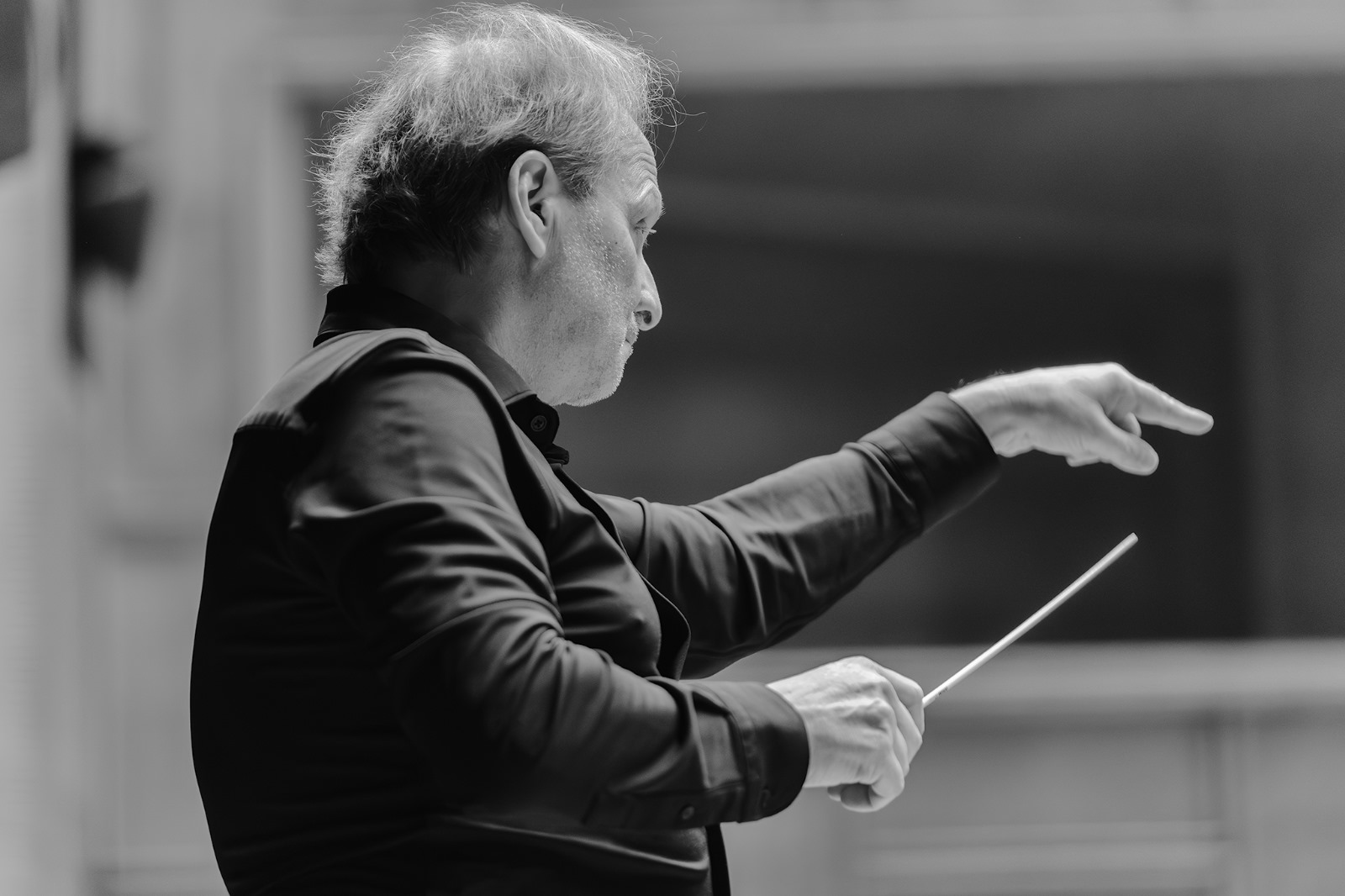 2025-02-14_Crescenzi David Crescenzi conducting